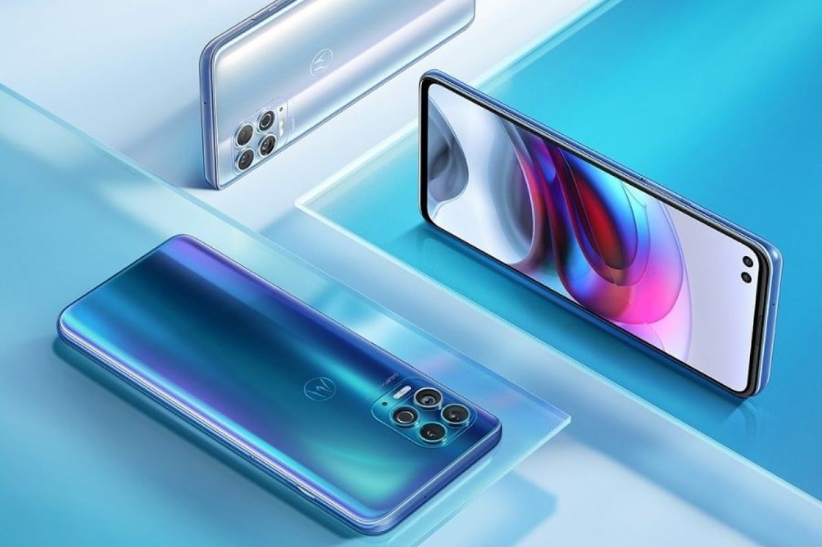 Imagem mostra três celulares do modelo Motorola Edge, que será chamado de Moto G100 fora da Ásia, e teve seu preço vazado hoje