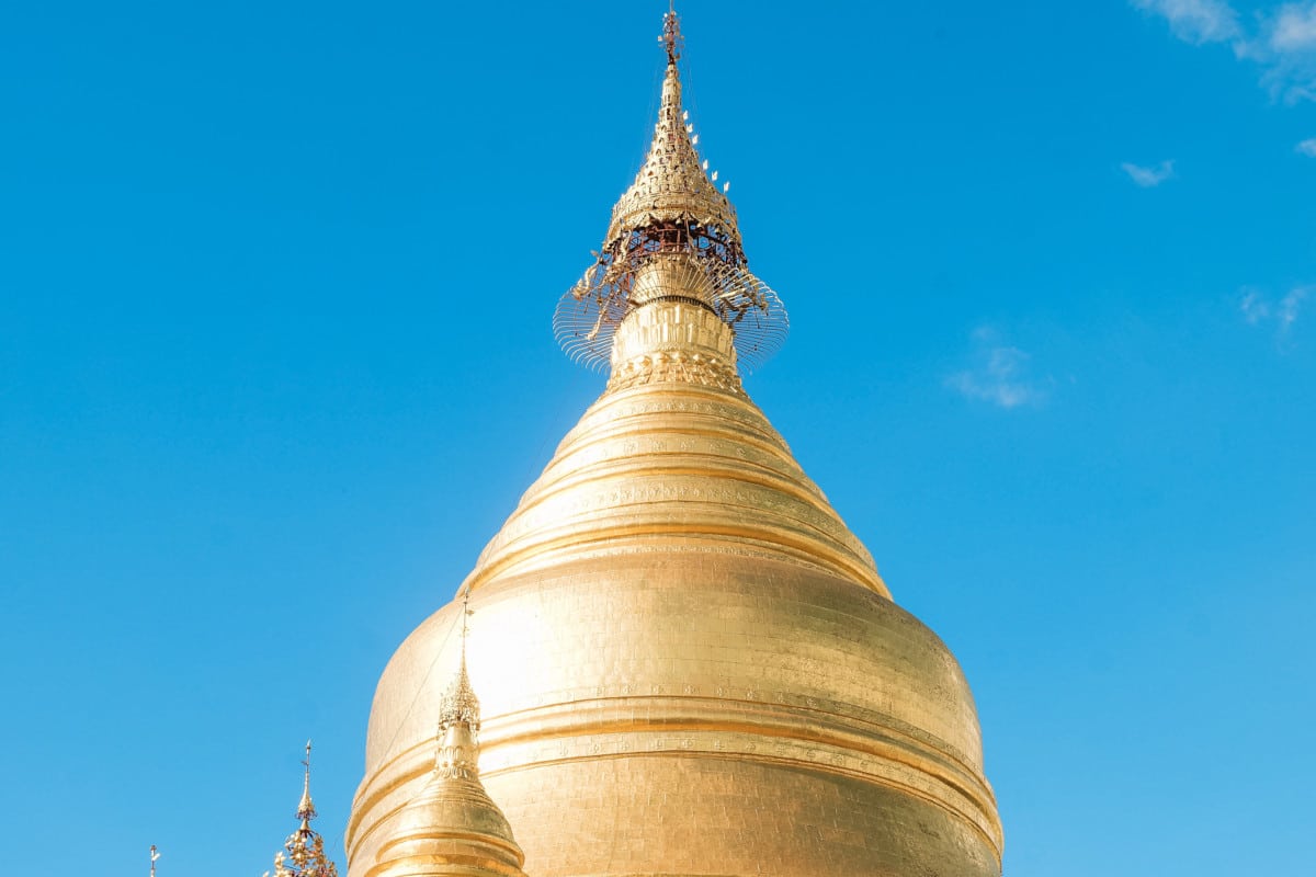 Foto de construção dourada em Myanmar