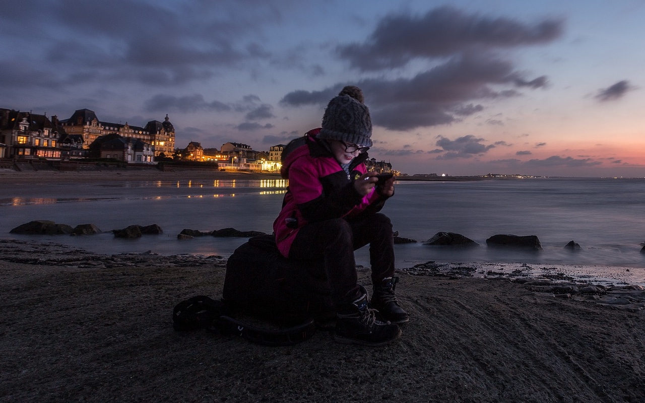 Criança no frio jogando no celular / Confira as especificações do Nokia G10