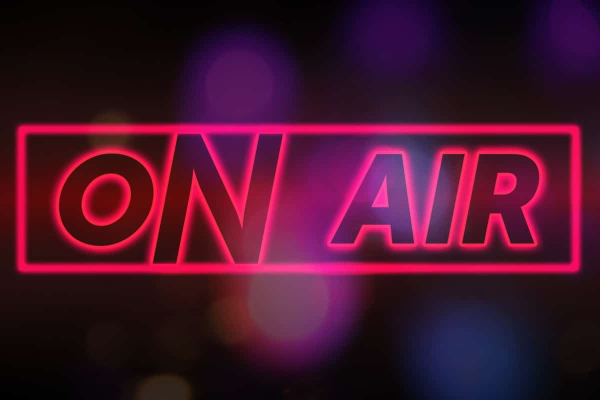 Imagem mostra expressão "On Air" (No Ar) escrita em vermelho. Spotify está interessado em investir em programas de bate-papo ao vivo, como faz atualmente o Clubhouse e outros apps de áudio