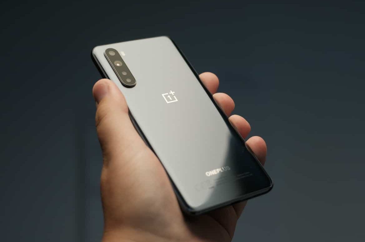 Imagem mostra mão segurando celular da OnePlus, com design similar ao Nord 2, que será lançado em breve