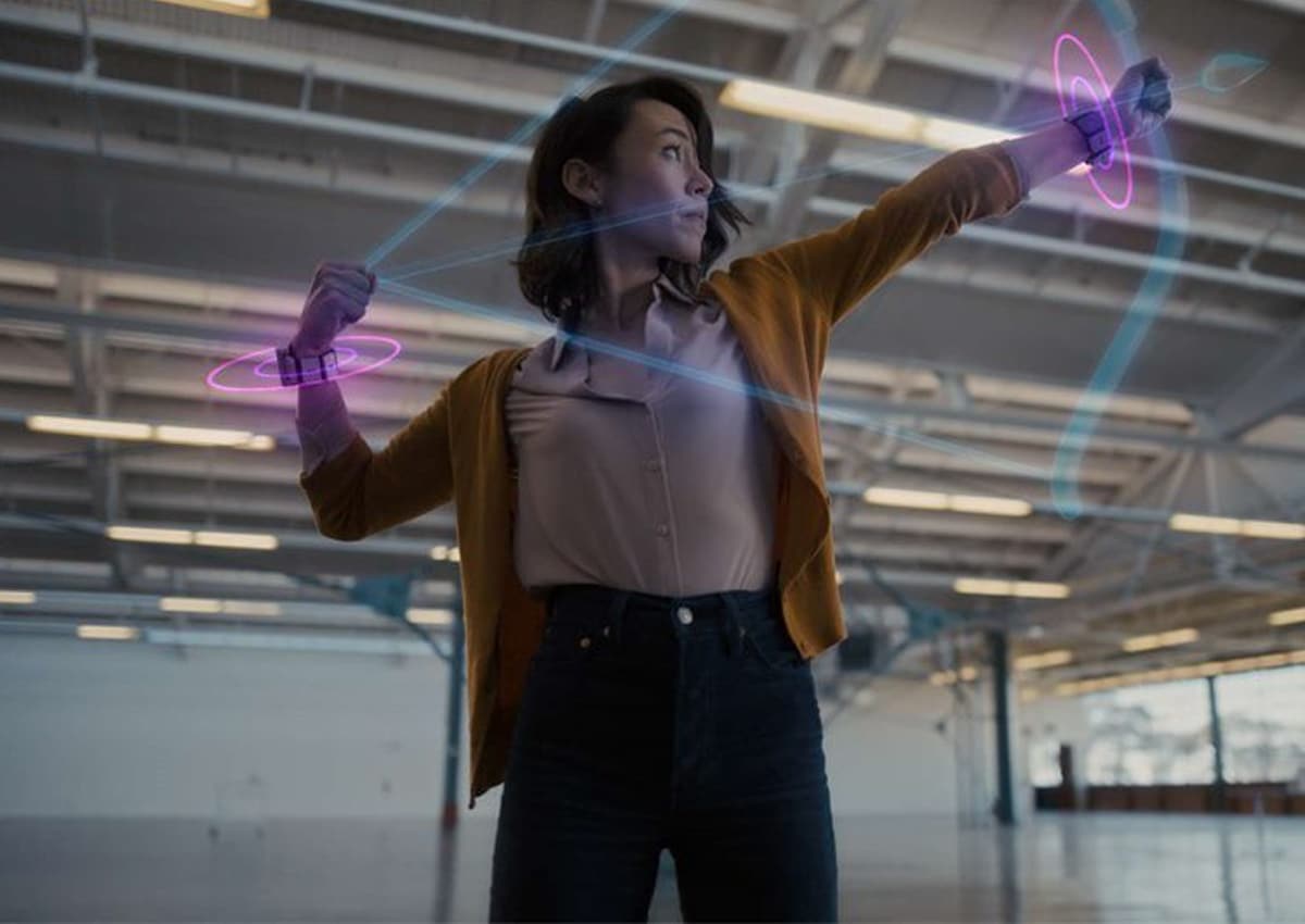 Mulher com acessório do Facebook que lê impulsos nervosos