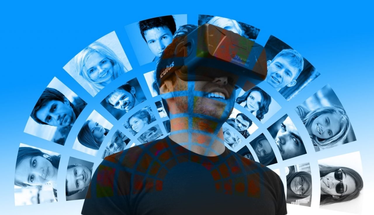 Imagem mostra homem utilizando óculos de realidade virtual e aumentada, próxima aposta do Facebook