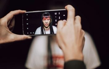 Artista fotografa mulheres com Xiaomi Mi 10T Pro para exposição em SP