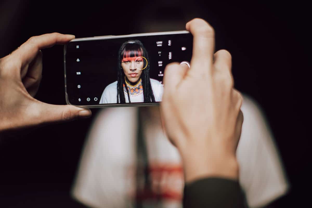 imagem do xiaomi mi 10t pro fotografando uma mulher indígena