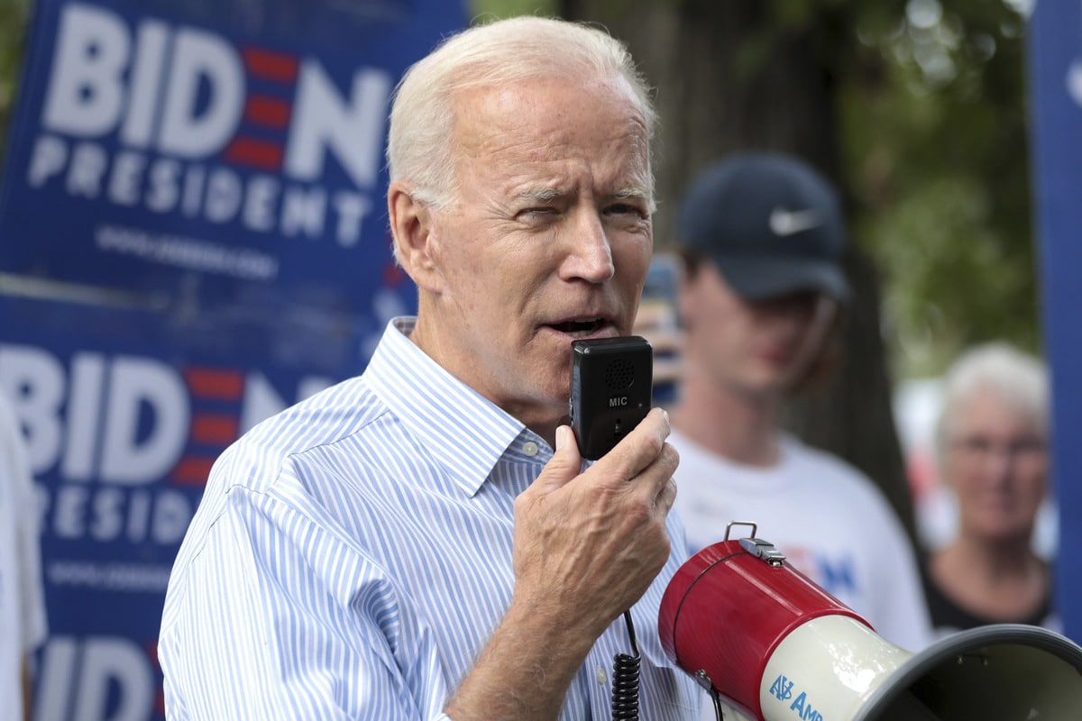 Joe Biden segurando um megafone