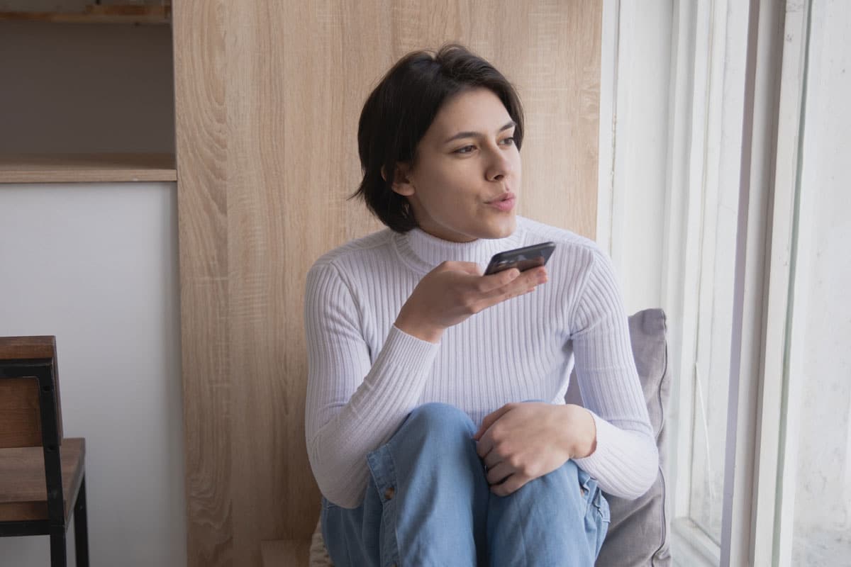 Bug no Clubhouse permitia a usuários acessarem salas com seu usuário invisível. Mulher falando no celular