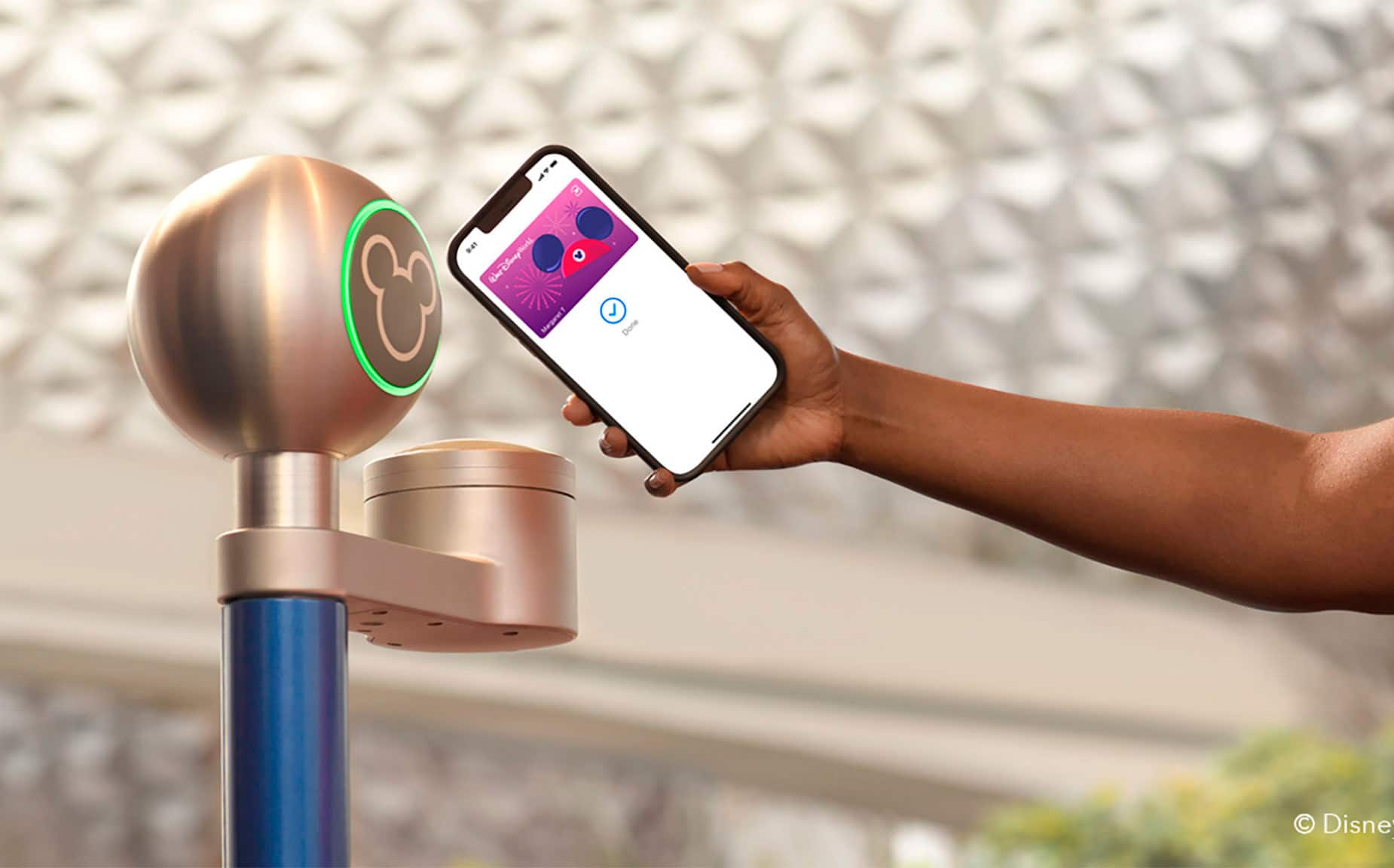 Imagem de um iPhone servindo como MagicBand virtual para efetuar pagamentos em parques da Disney