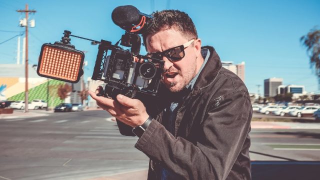 Mężczyzna filmujący iPhone’em wbudowanym w kamerę w Las Vegas
