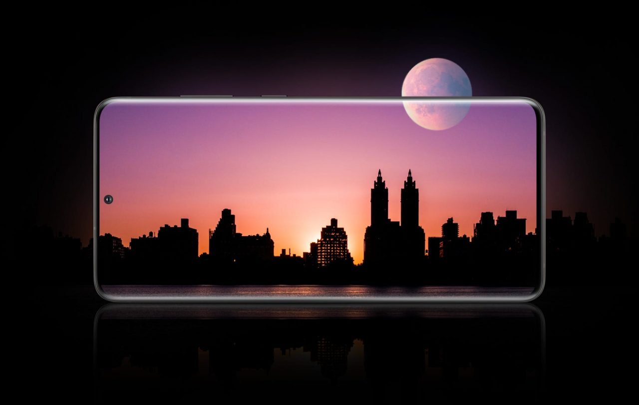 Galaxy S20 na horizontal filmando uma cidade no pôr do sol