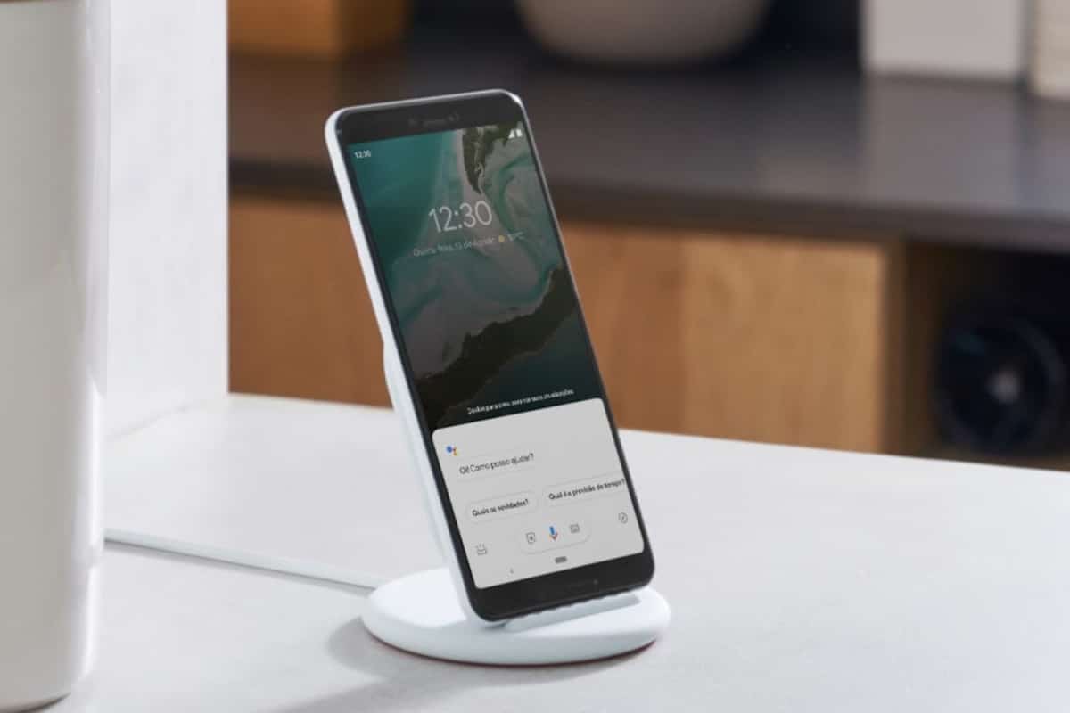 Imagem de um celular em um dock com o Google Assistente