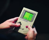 Usuário cria feed no Instagram com câmera do Game Boy