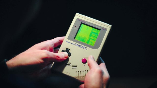 Usuários criam feed no Instagram com fotos tiradas com a Game Boy Camera. Foto: Hello I'm Nik/Unsplash