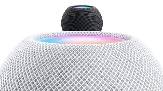 Imagem de dois HomePod Mini, nas cores preto e branco