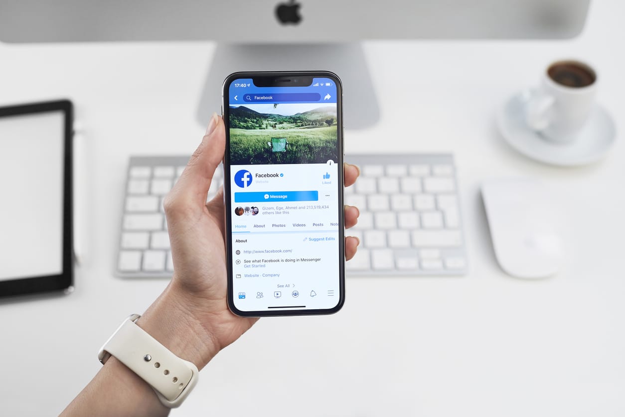 iPhone, da Apple, usando o Facebook, empresas discordam de política de privacidade