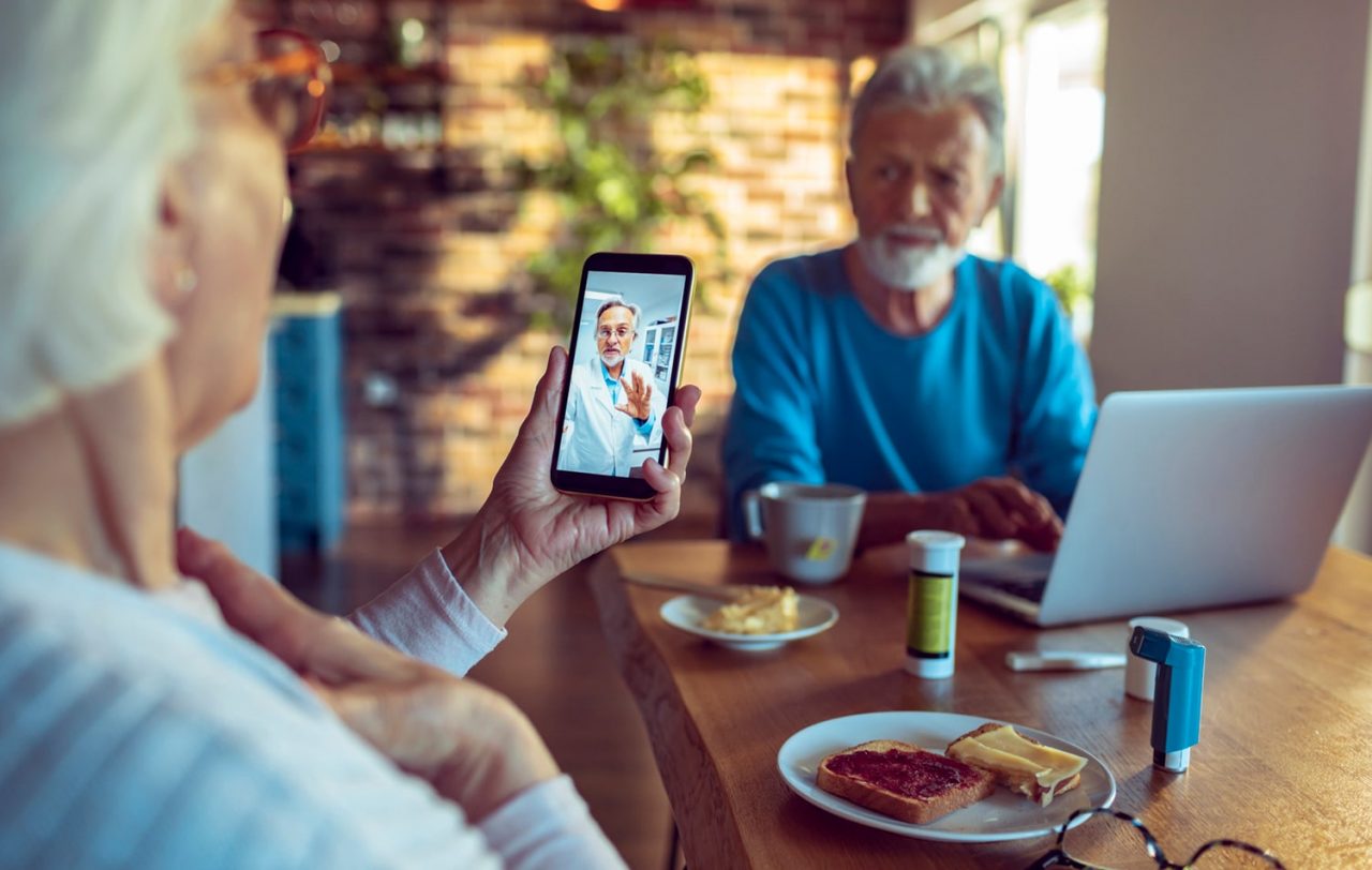 Imagem mostra uma idosa usando o smartphone em uma chamada de vídeo. Pesquisa mostrou que muitos usuários temem pela segurança ao liberar câmera para os apps