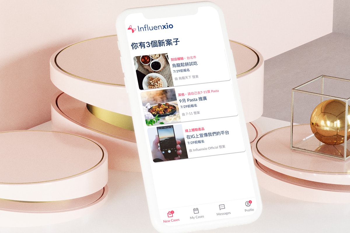 celular com app da Influenxio em meio a objetos de beleza