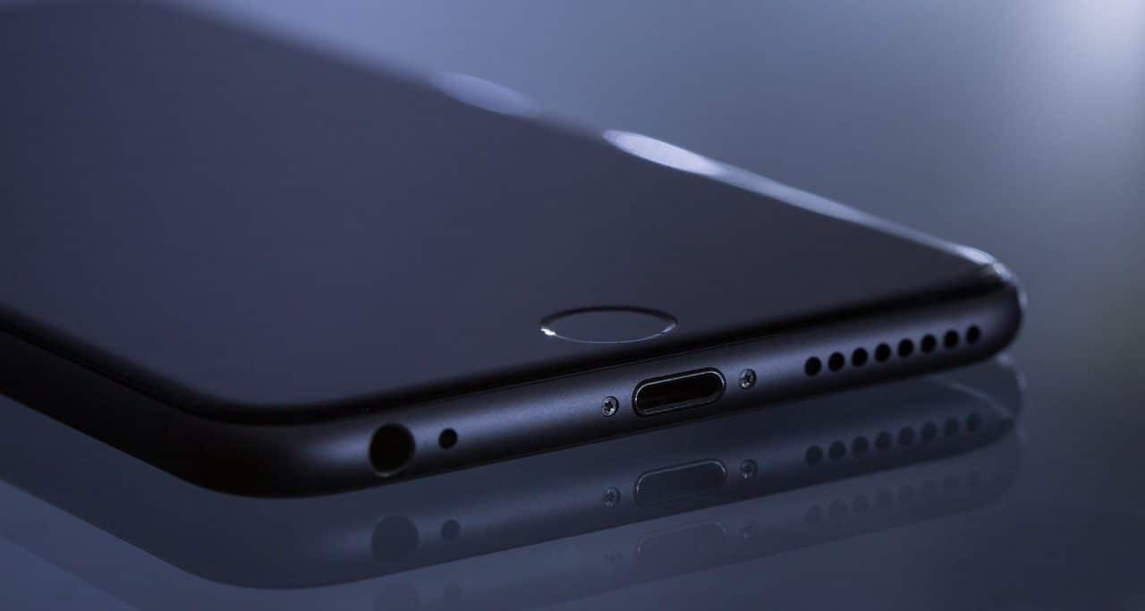 iPhone colocado em cima de uma mesa com a parte da frente para cima