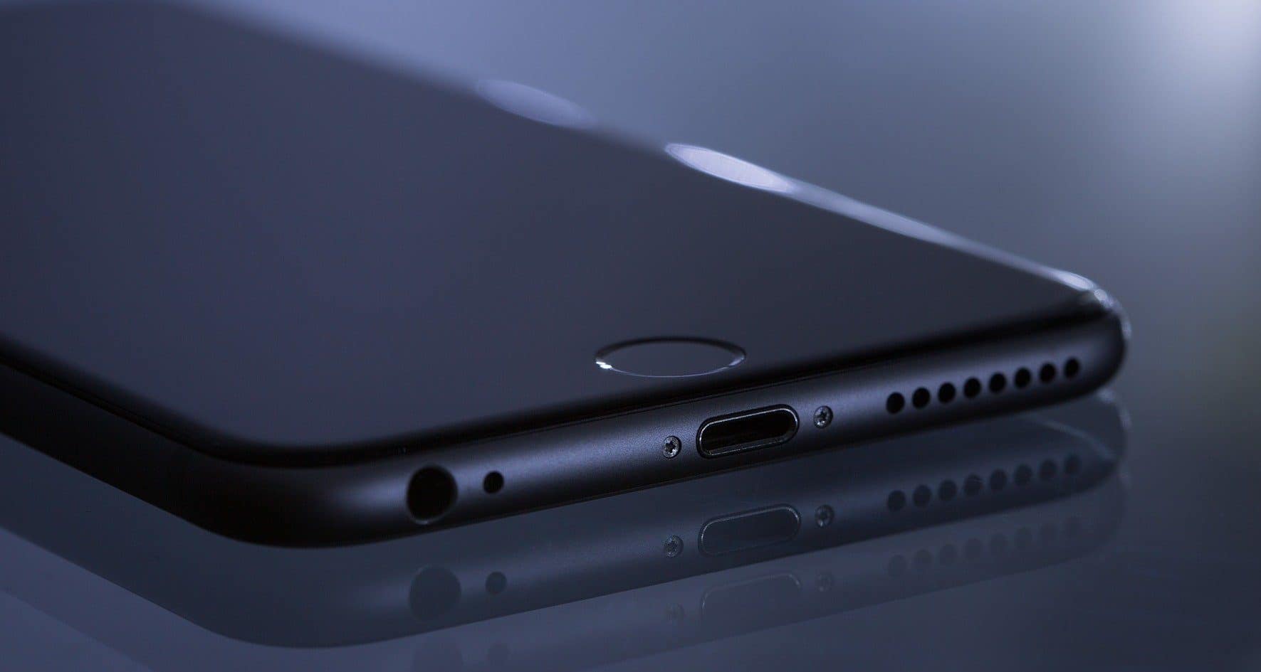 iPhone colocado em cima de uma mesa com a parte da frente para cima