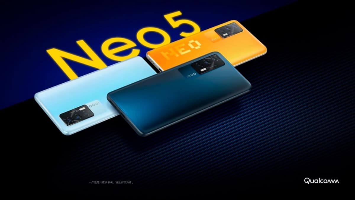 Imagem mostra três celulares e os dizeres Neo 5 em cima. iQOO Neo 5 vendeu equivalente a R$ 85 milhões em 10 segundos na China