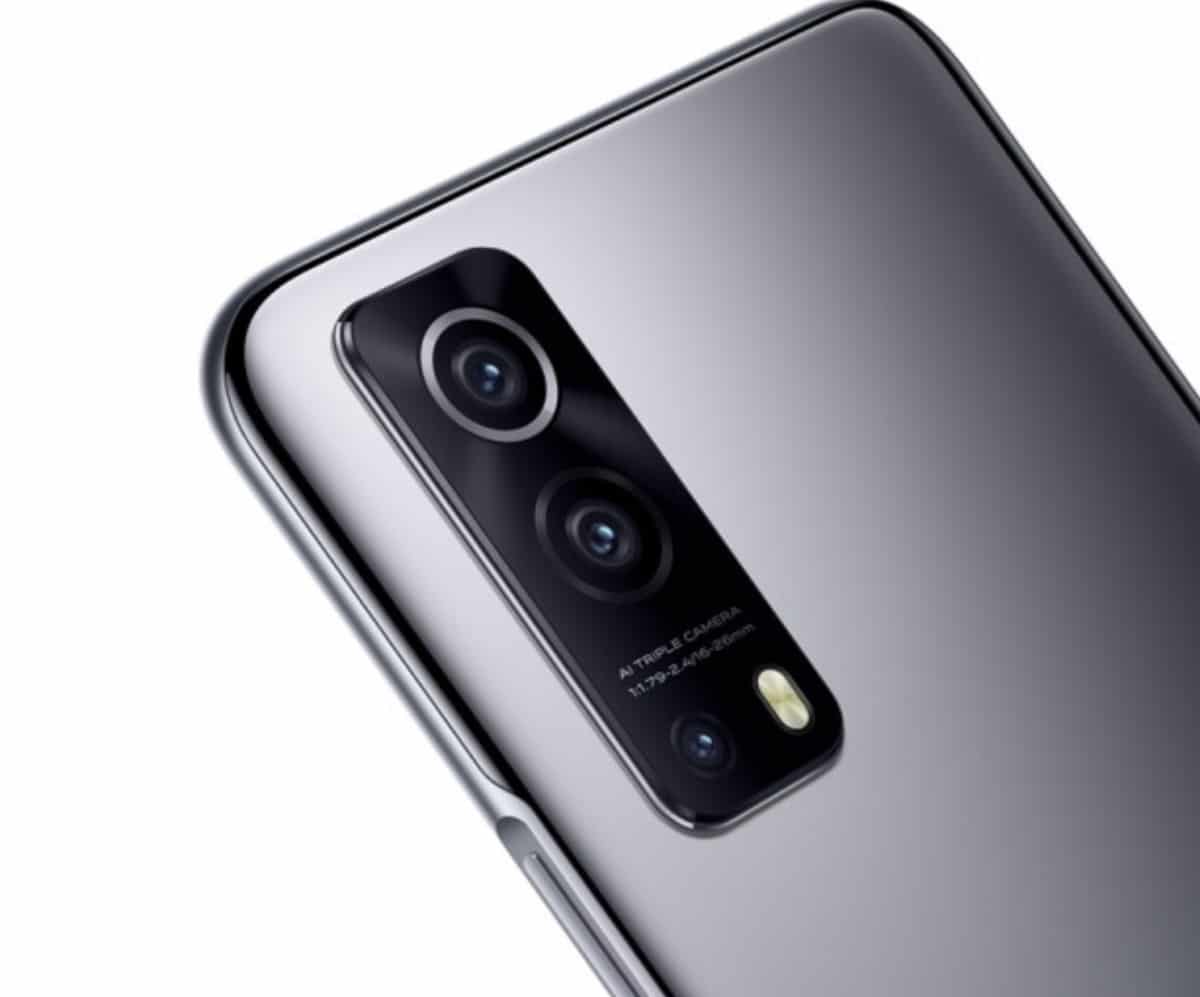 Imagem mostra detalhe do sistema óptico traseiro do iQOO Z3, novo intermediário da subsidiária Vivo