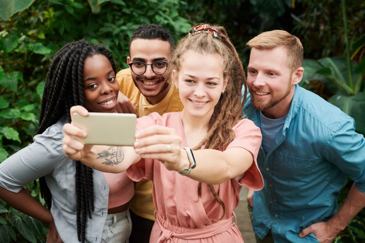 Grupo de jovens tirando selfie