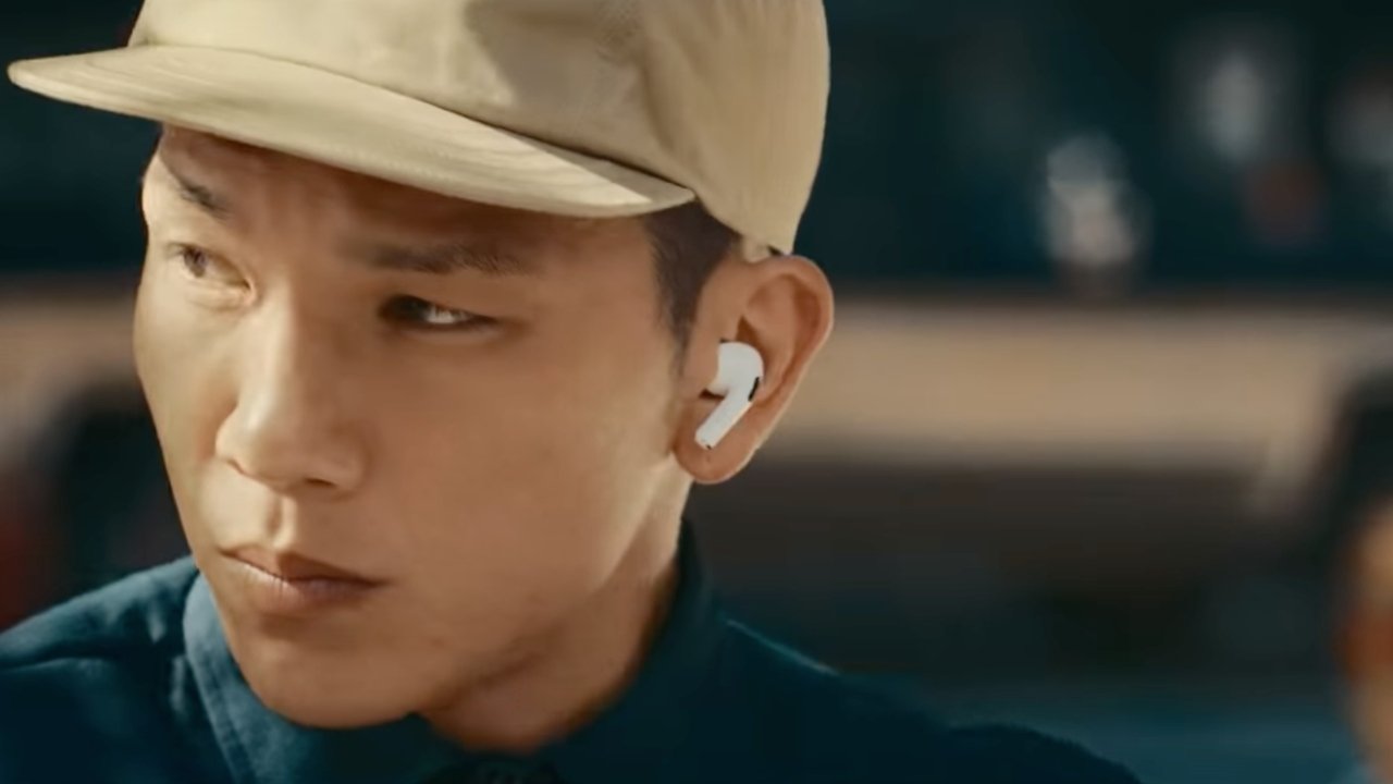 Imagem de homem usando AirPods Pro, em cena da campanha Jump
