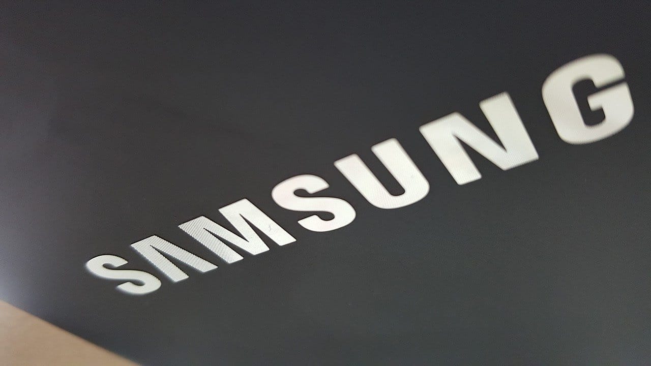 Imagem mostra logo da Samsung escrito em branco com fundo preto. Empresa está preparando lançamento do Galaxy F52 5G