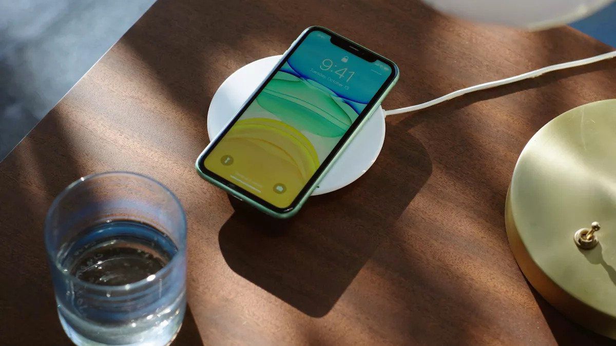 iPhone 12 sendo carregado via Magsafe, ainda sem porta dedicada