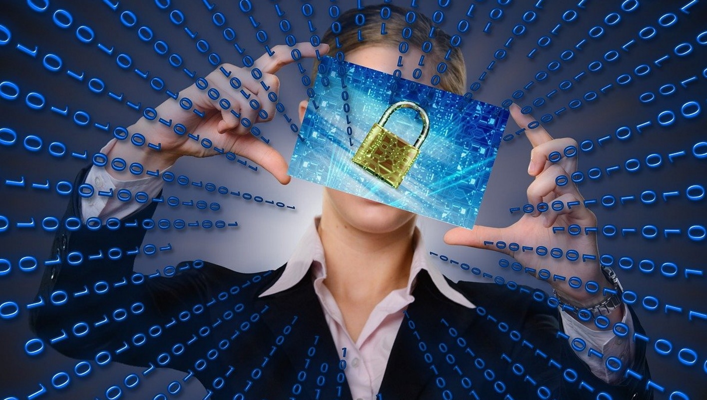 Imagem ilustra homem com um smartphone e um cadeado simbolizando que quer se proteger do roubo de dados na internet