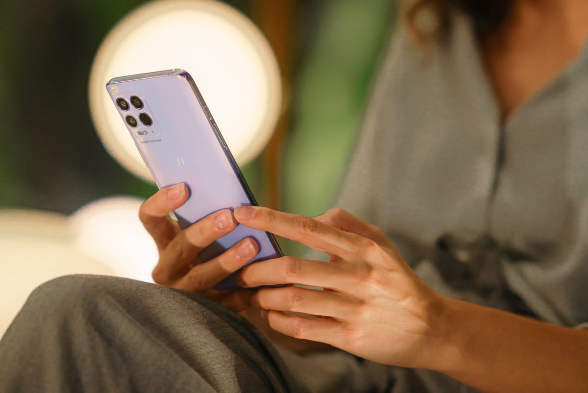 Imagem mostra Motorola G100 nas mãos de uma pessoa. Fabricante anunciou que modelo agora virá com cheiro de perfume exclusivo aplicado na caixa do smartphone, e que pode durar até 90 dias