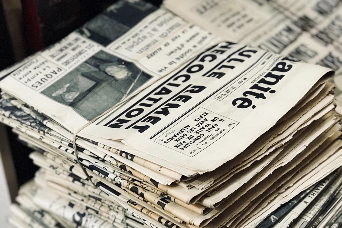 foto de uma pilha de jornais velhos