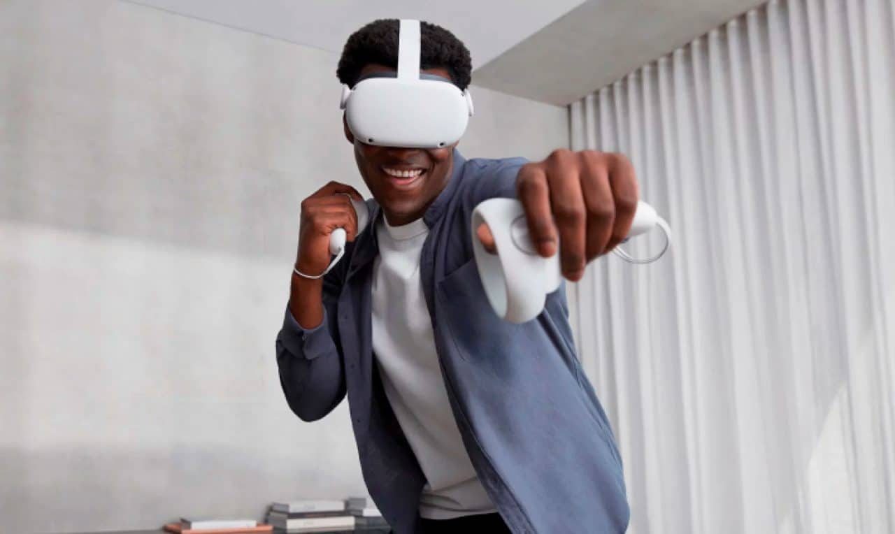 Homem jogando com o Oculus Quest