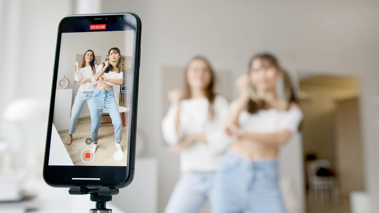 Meninas gravando vídeo no celular