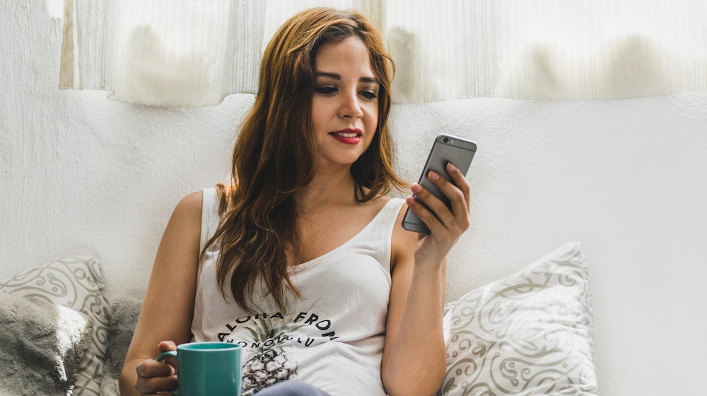 mulher usando iPhone