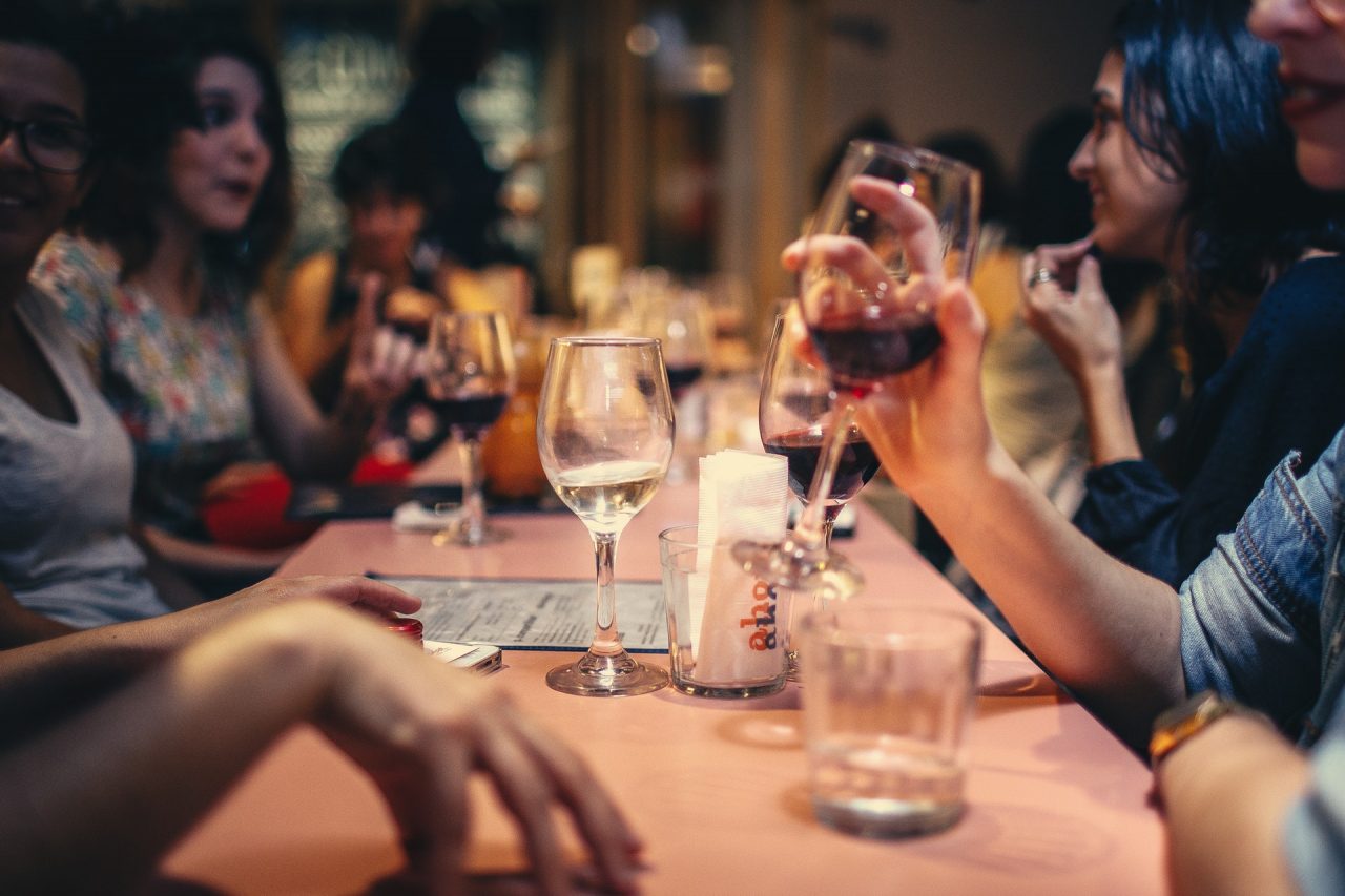 Pessoas bebendo em um bar