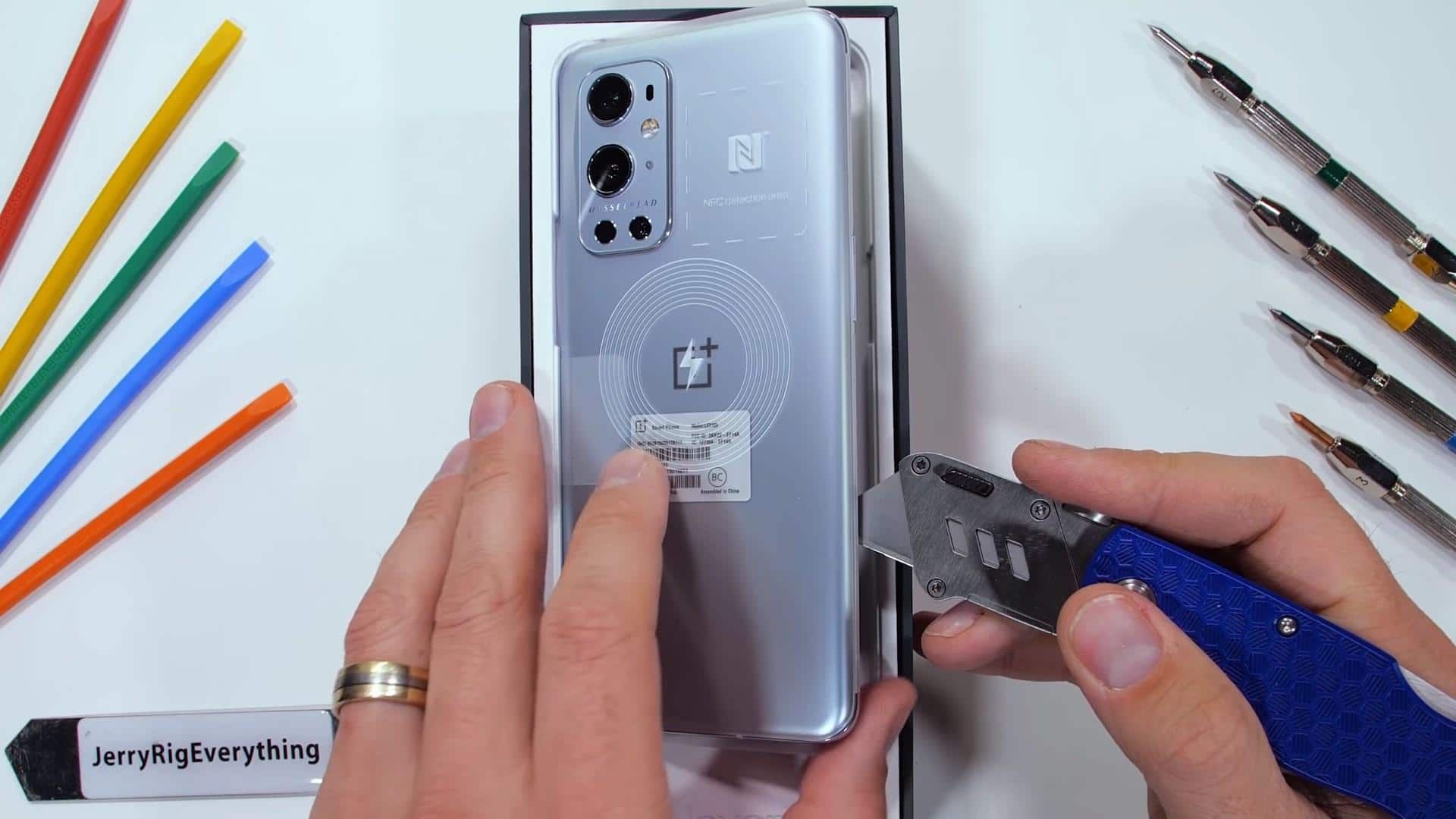 Captura de tela do OnePlus 9 Pro prestes a passar pelo teste de resistência em cima de uma bancada