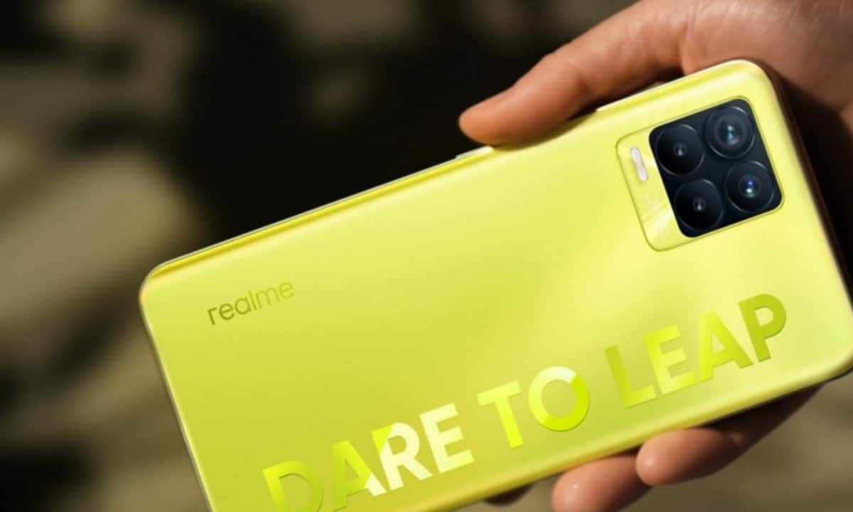 Imagem mostra mão segurando um celular Realme 8 amarelo. Fabricante deve lançar versão 5G em breve na Índia