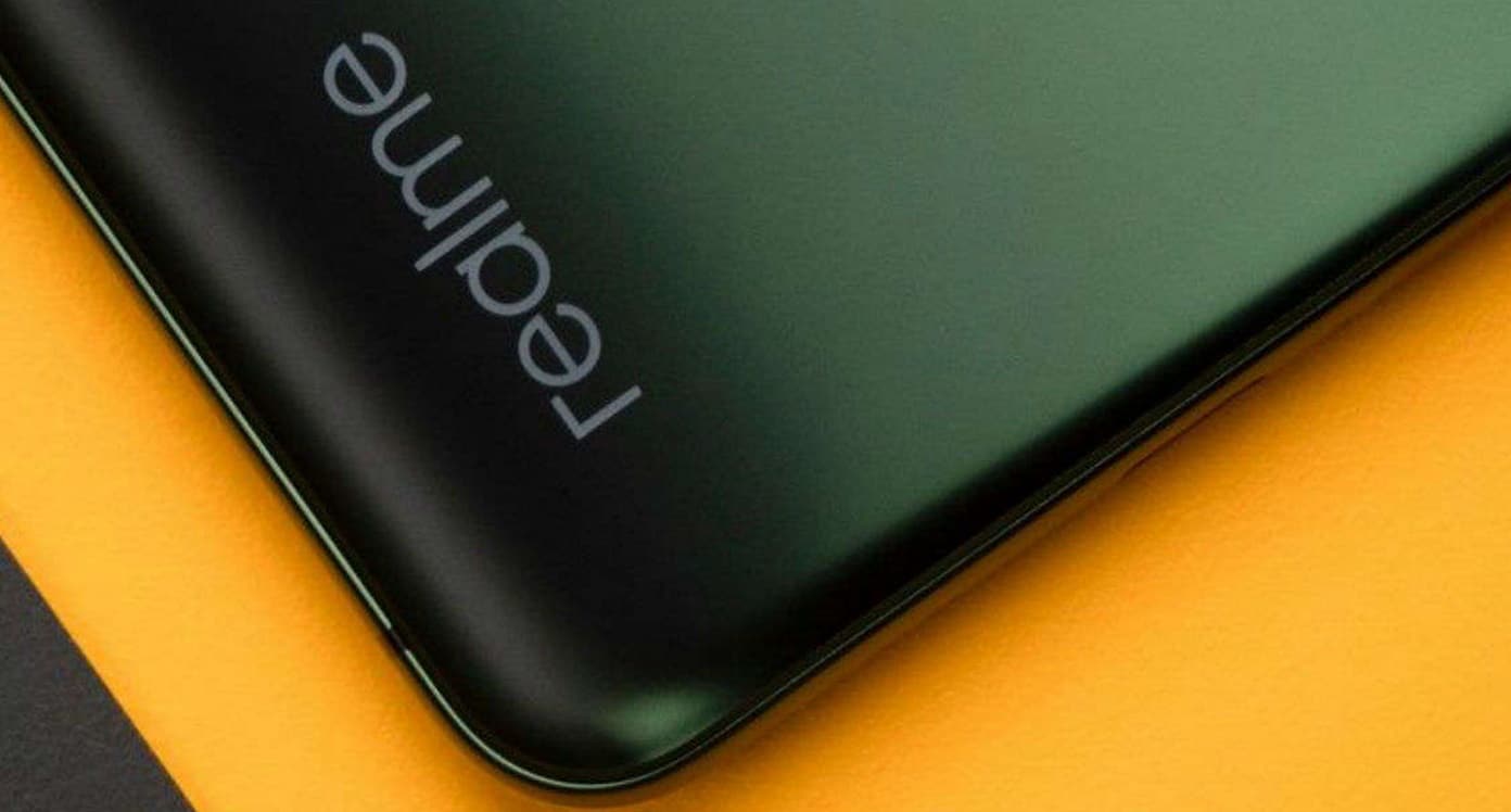 Imagem mostra traseira de um telefone, na cor verde, e a logo da Realme. Empresa deve lançar versão 2021 do basicão C11 em breve