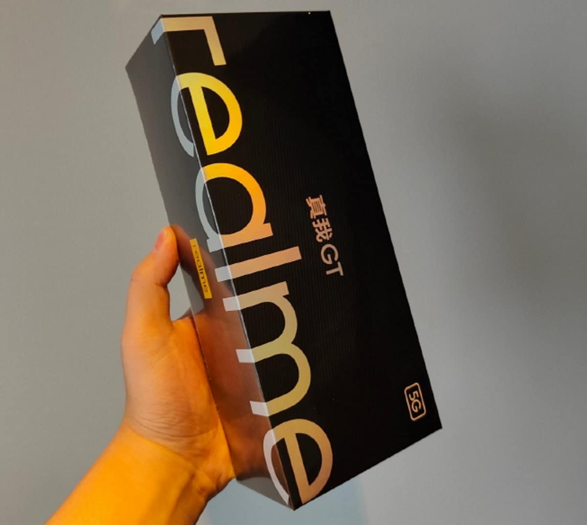 Imagem mostra caixinha do Realme GT 5G, que chegará ao mercado na quinta, dia 4 de março