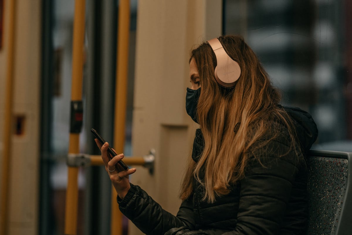 mulher usando wi-fi em metrô