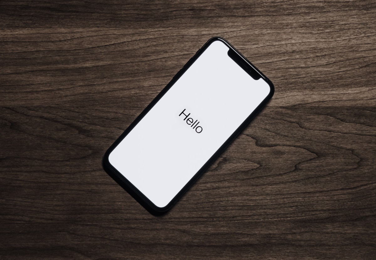 Imagem mostra smartphone genérico com a palavra "Hello" escrita na tela. Poco pode estar para apresentar o F3 ao mercado no dia 30 de março