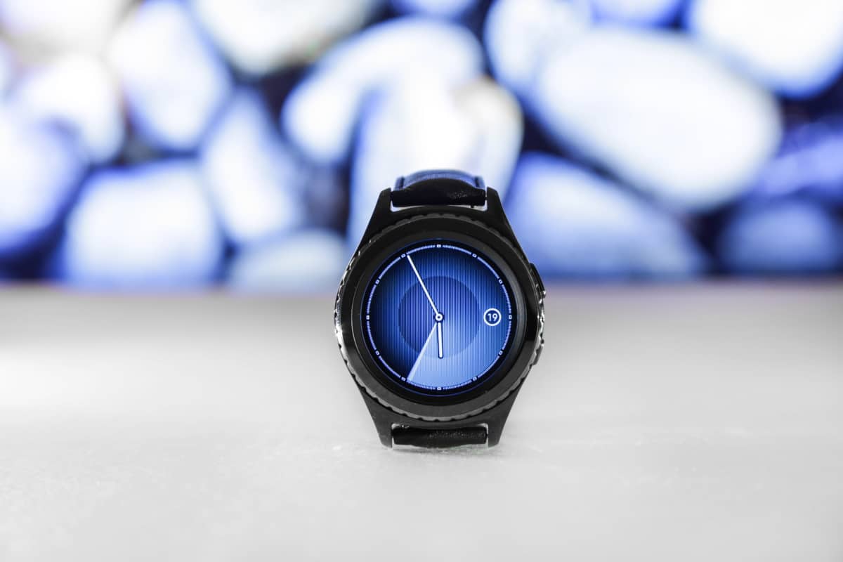 Imagem mostra smartwatch genérico, na cor preta, com o fundo azul. OnePlus Watch chegará ao mercado no próximo dia 23 de março