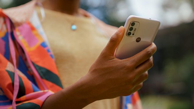Moto G30 na mão de uma usuária
