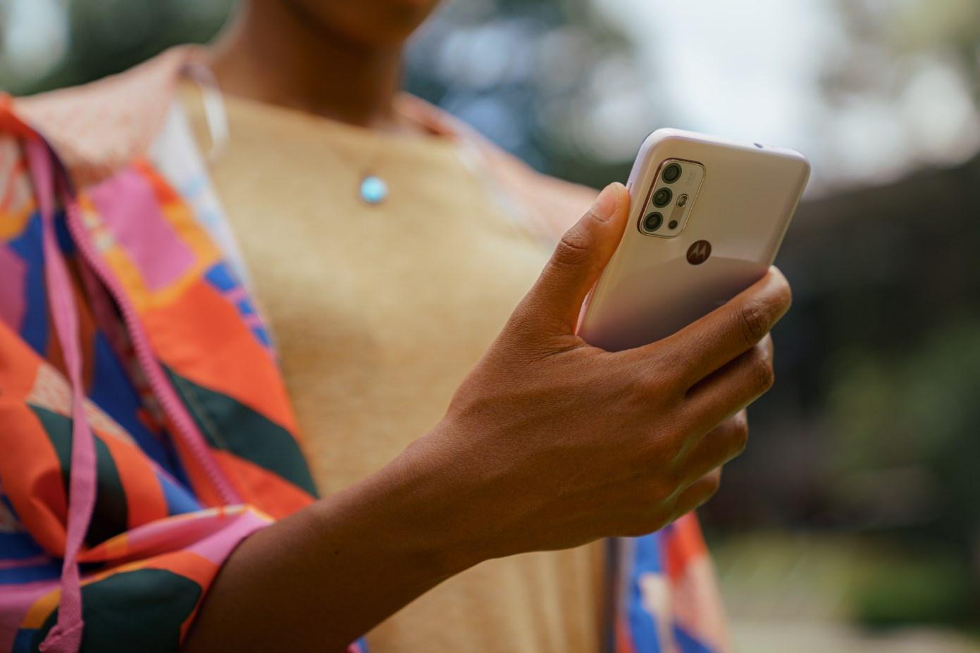 Moto G30 na mão de uma usuária