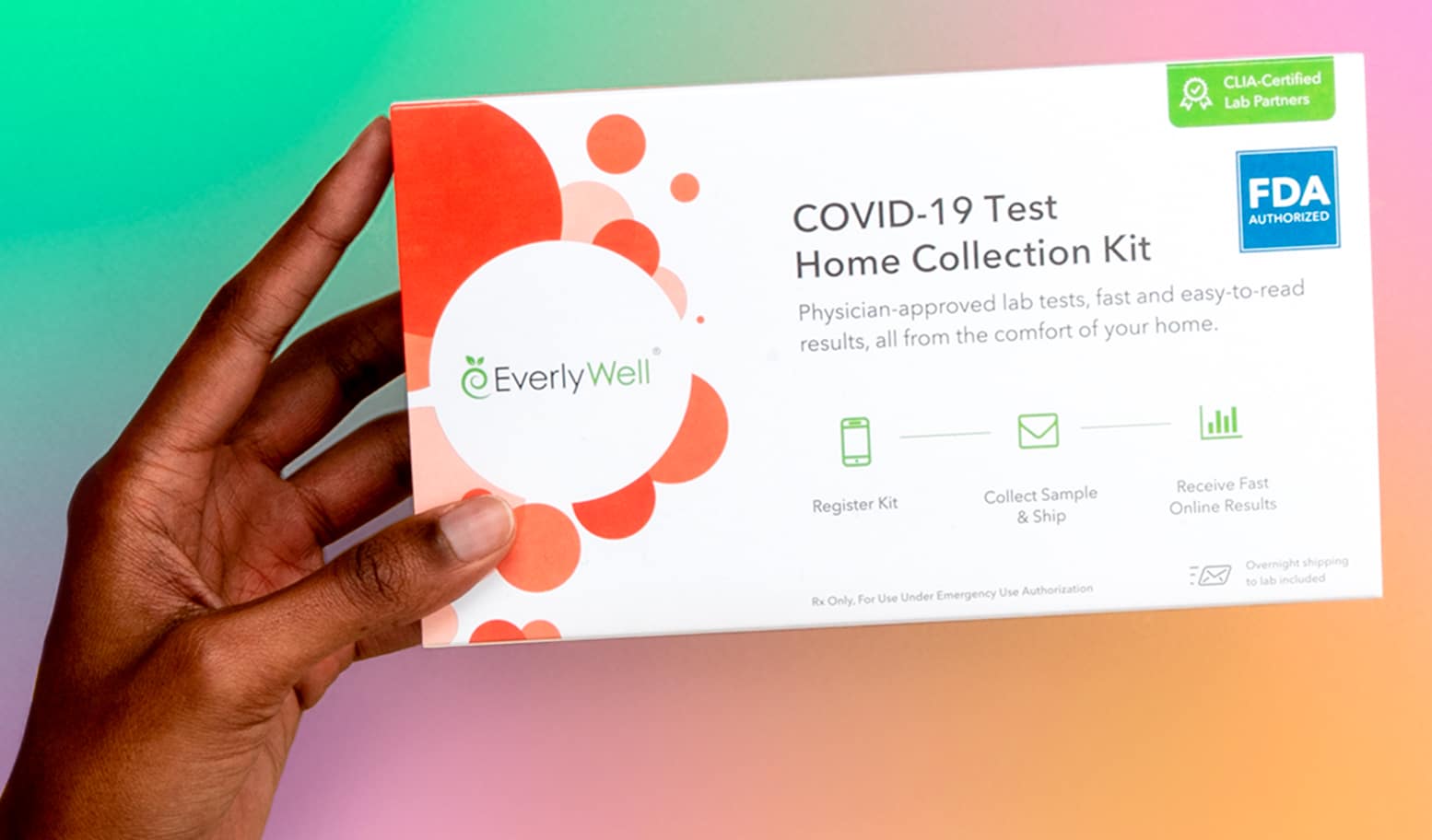 Cartão de papel exibe informações sobre o teste de Covid-19 da Everlywell