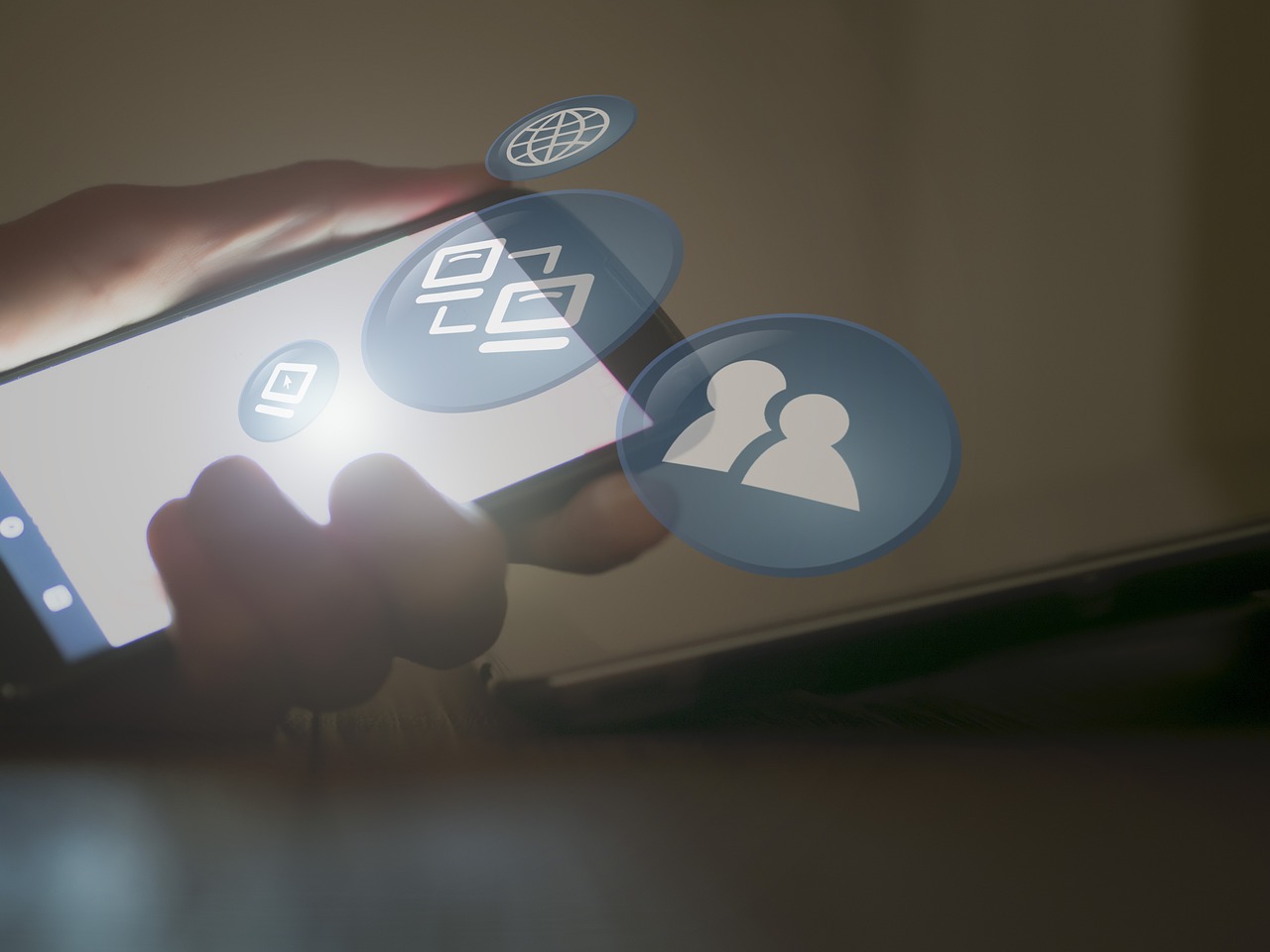 smartphone com ilustrações de serviços móveis