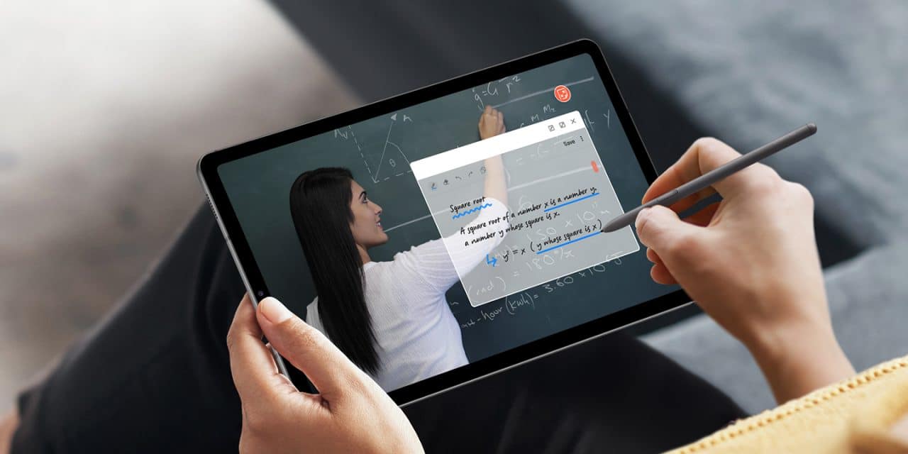 Mulher faz anotações na tela do Galaxy Tab S6 utilizando a S-Pen