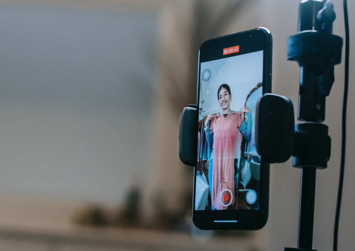 Imagem mostra celular com vídeo rodando. Audiência desse tipo de conteúdo online explodiu no Brasil durante a pandemia