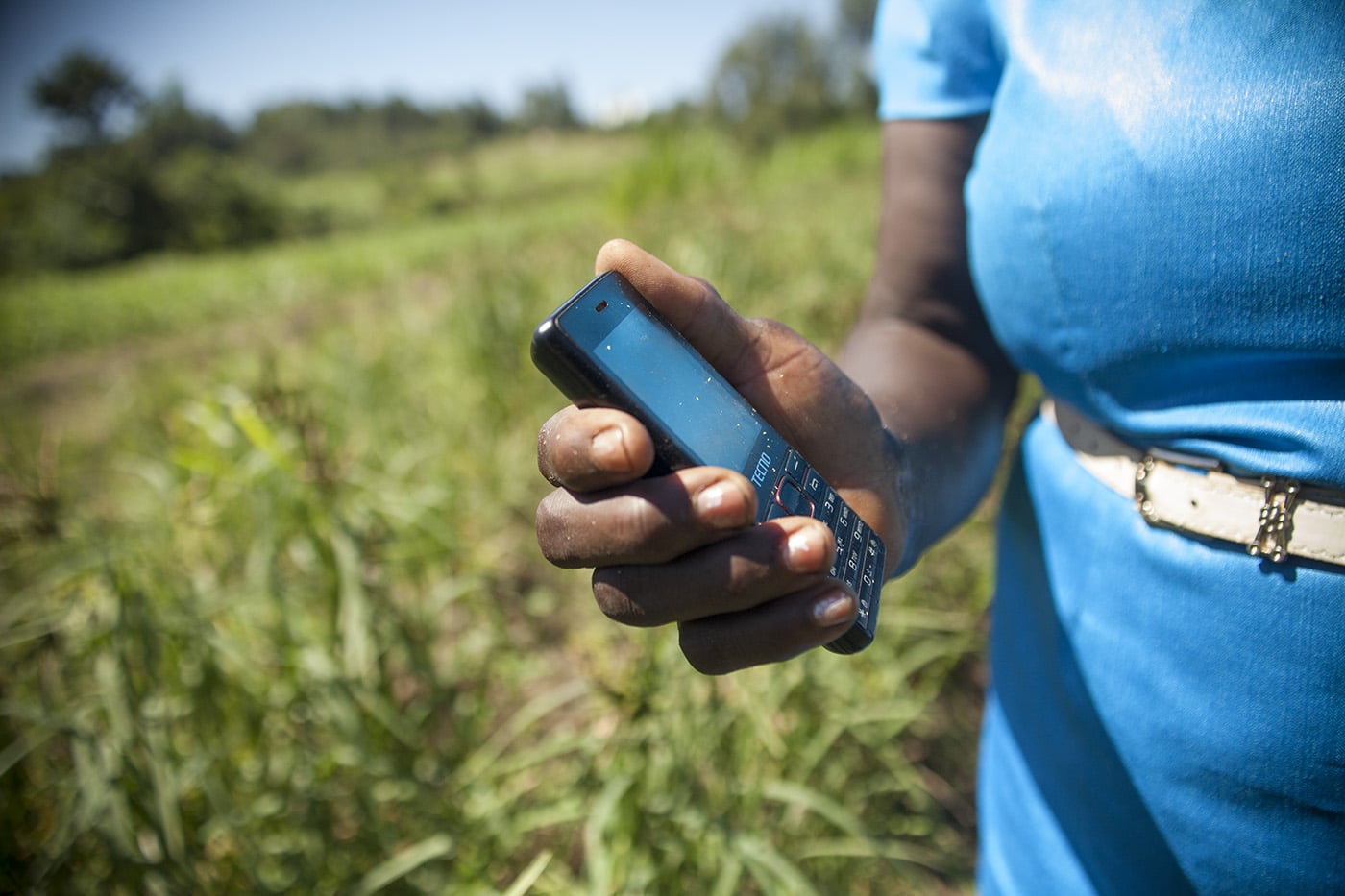 Pessoa usando Wefarm em celular sem internet, rede social deve ganhar app para agricultores